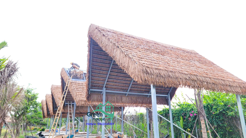 thi công mái lá nhân tạo