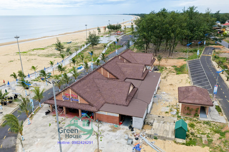 Rơm nhân tạo lợp mái tại Cửa Tùng