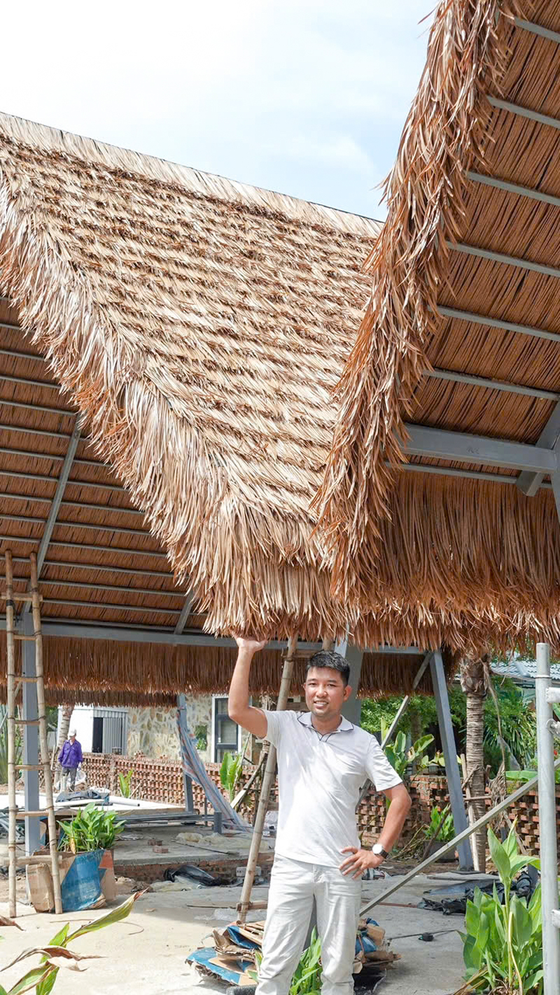 công trình lợp tấm rơm màu vàng xám