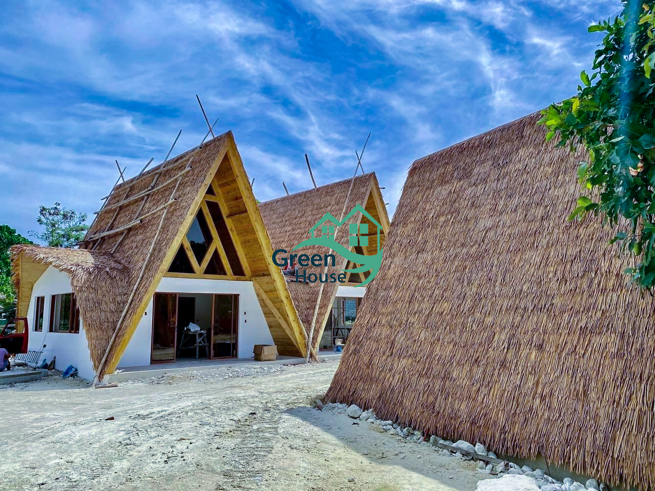 Kiến trúc nhà gỗ kết hợp cùng mái rơm nhân tạo