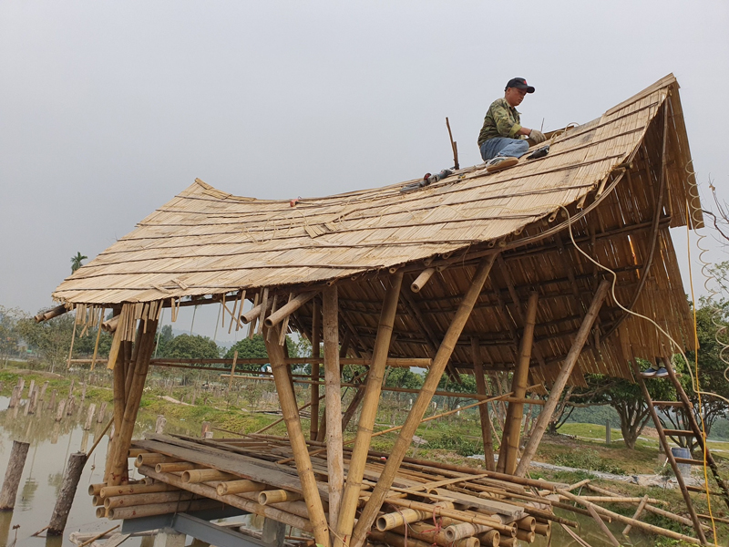 thợ thi công mái tre